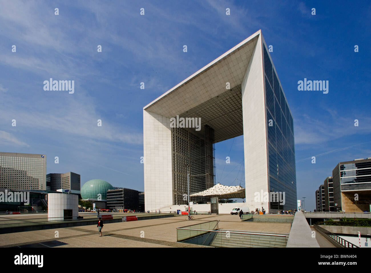 Europa in Paris Stadt La Defense Bezirk Grande Arche Bogen bauen moderne Segmentspannung Menschen Platz Stockfoto