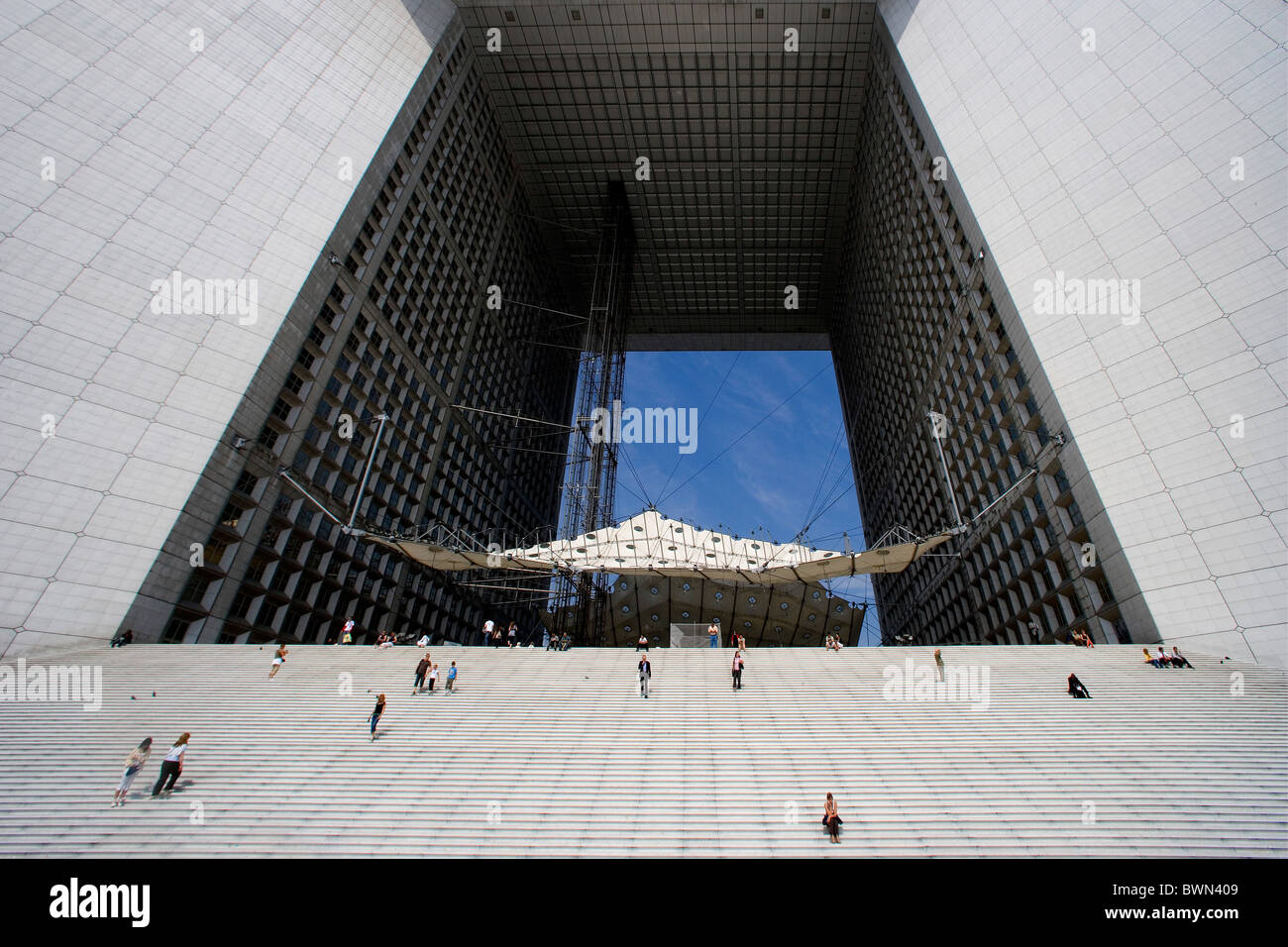 Europa in Paris Stadt La Defense Bezirk Grande Arche Bogen moderner Segmentspannung Menschen Bauschritte Stockfoto