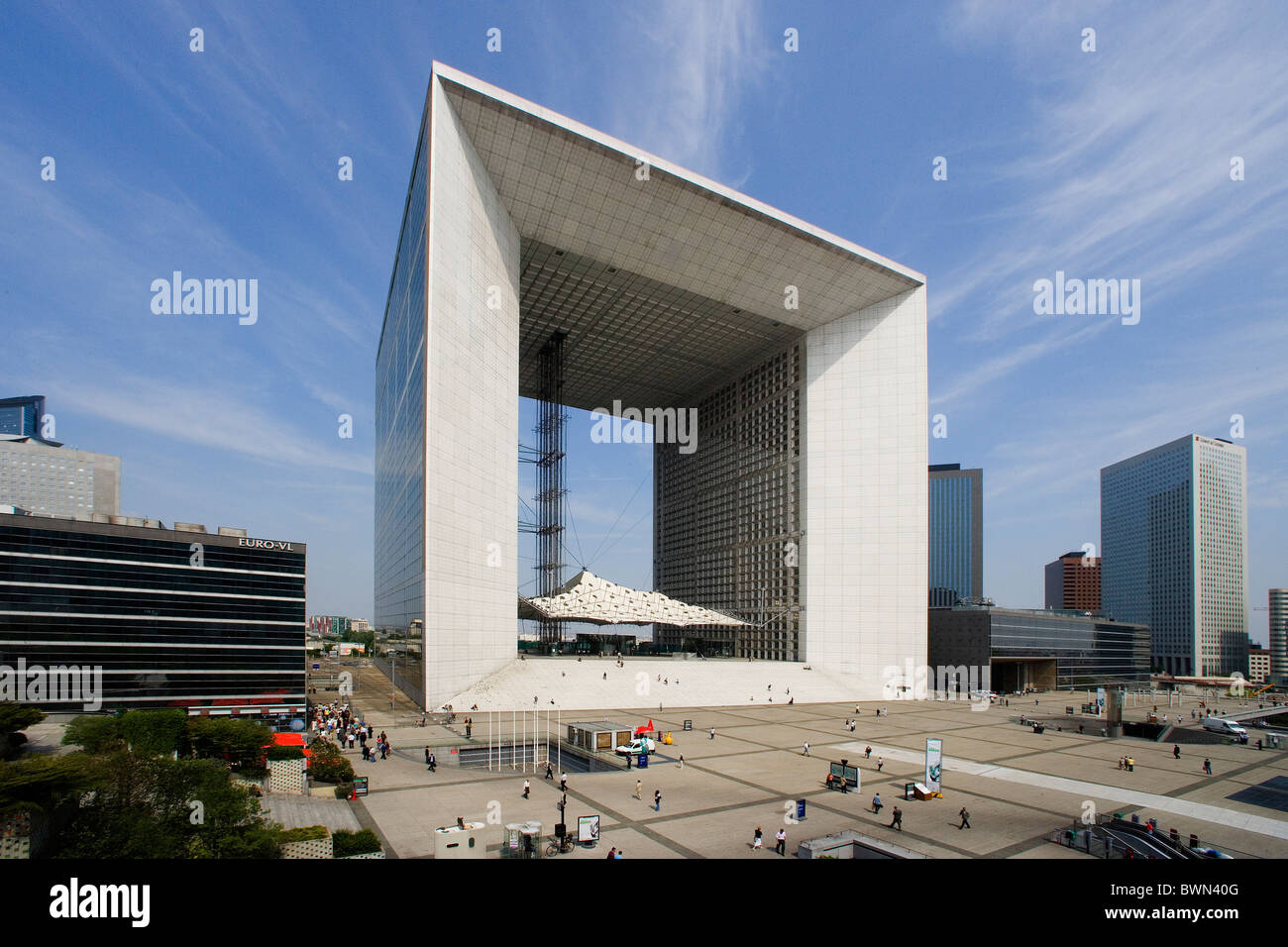 Europa in Paris Stadt La Defense Bezirk Grande Arche Bogen bauen moderne Segmentspannung Menschen Platz Stockfoto