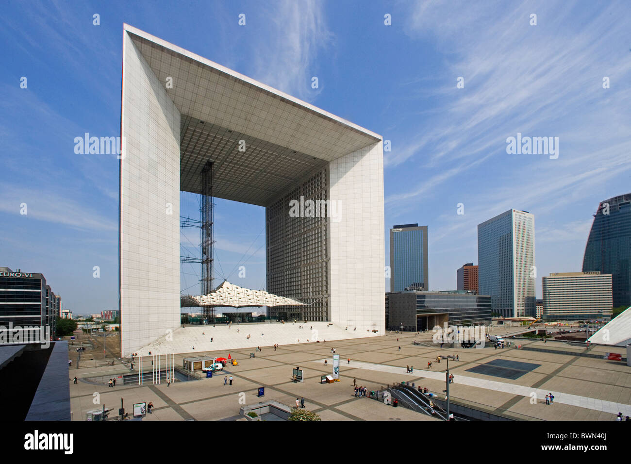 Europa in Paris Stadt La Defense Bezirk Grande Arche Bogen bauen moderne Segmentspannung Menschen Platz Stockfoto