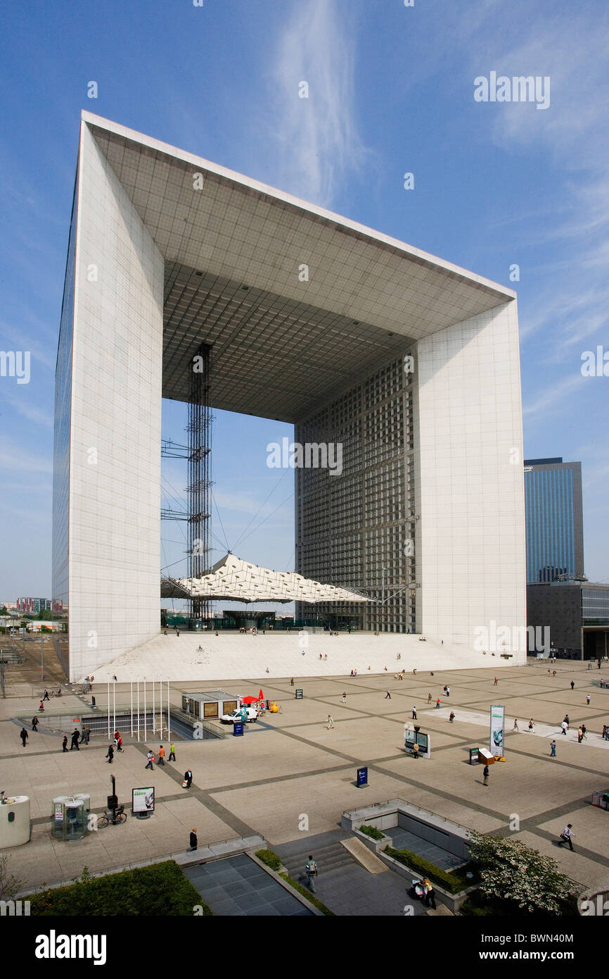 Europa in Paris Stadt La Defense Bezirk Grande Arche Bogen bauen moderne Segmentspannung Menschen Platz Stockfoto
