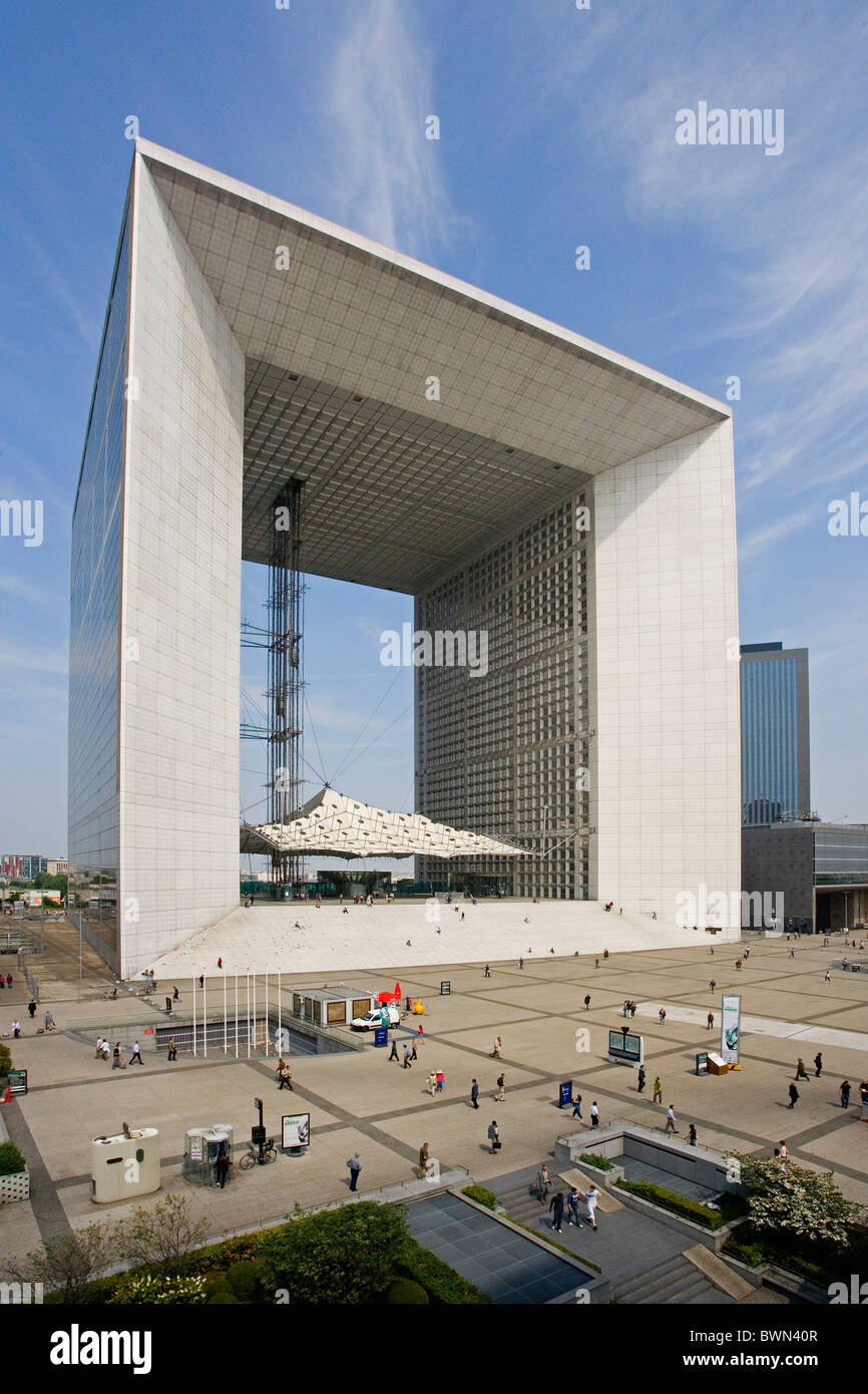 Europa in Paris Stadt La Defense Bezirk Grande Arche Bogen bauen moderne Segmentspannung Menschen Platz Stockfoto