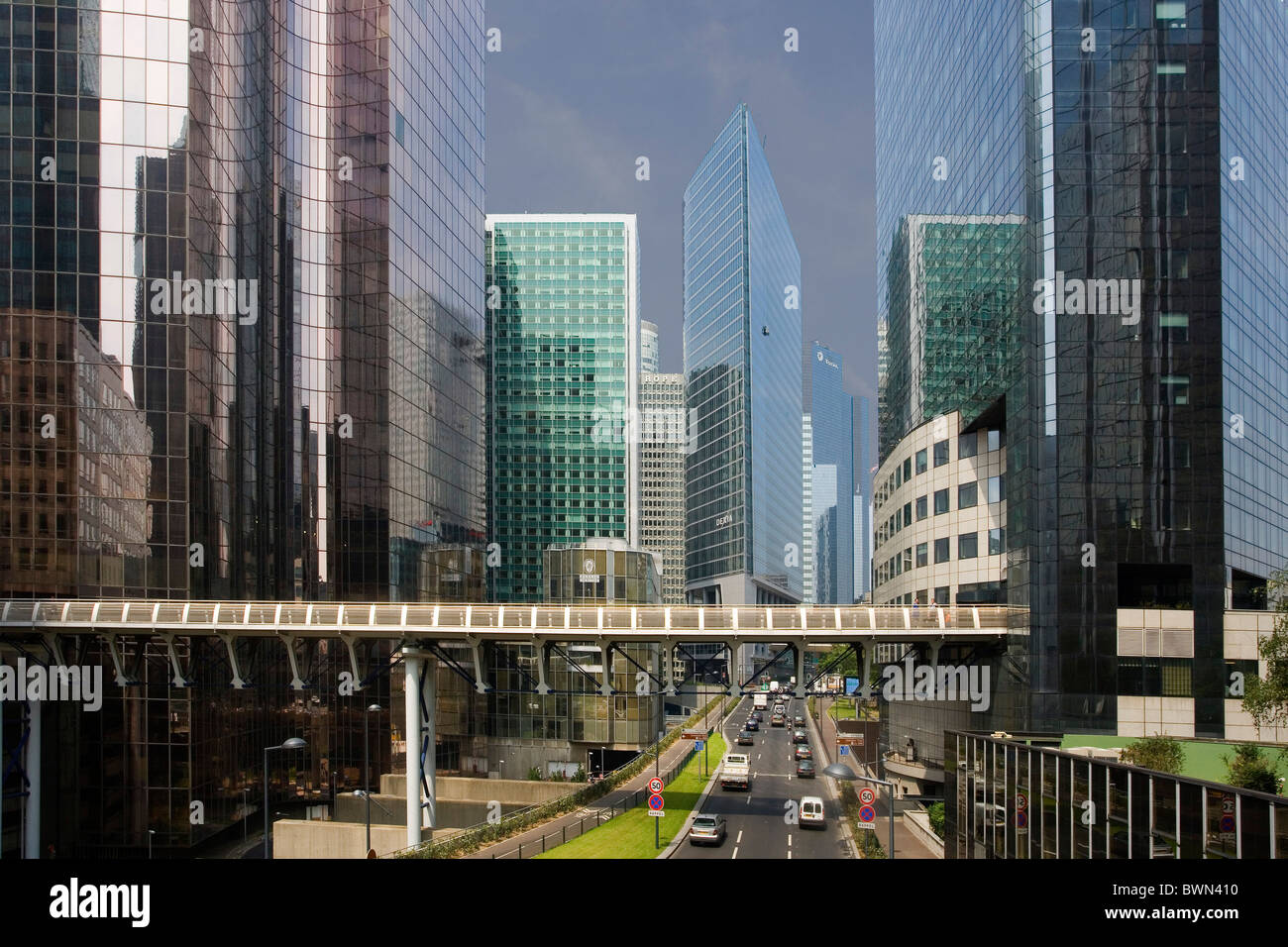Europa in Paris Stadt La Defense Bezirk Skyline Wolkenkratzer Hochhaus Gebäuden moderne Straße Glas ar Stockfoto