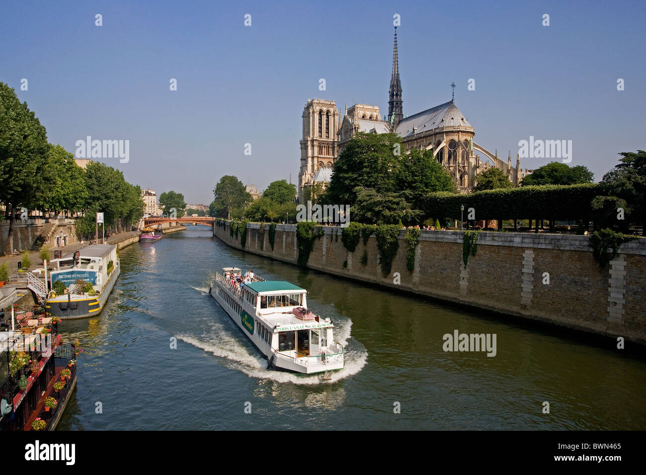 Europa in Paris Stadt Kathedrale Notre-Dame-Kirche Ufer Brücke Boot Schiff Touristen können Besichtigungen Stockfoto
