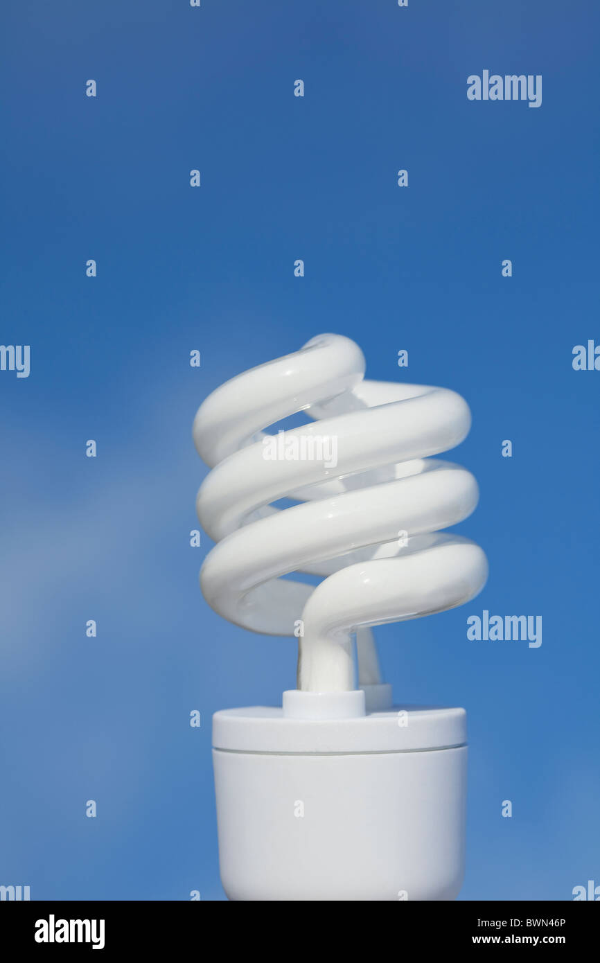 Energie effiziente Glühbirne auf blauem Hintergrund Stockfoto