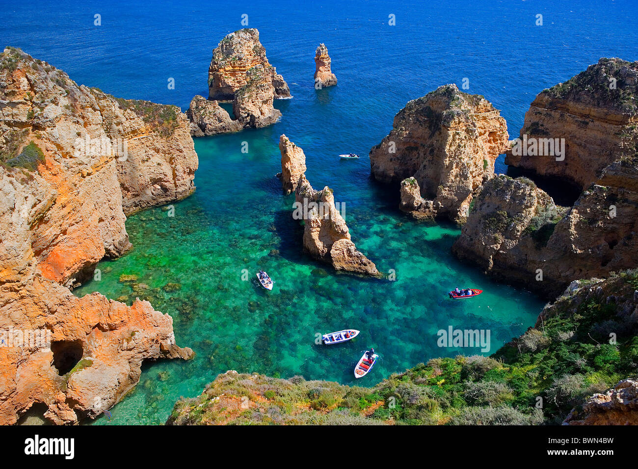 Algarve in Portugal Europa Europa Landschaft Meer Ozean steinigen Felsen Wasser Menschen Urlaub Strandurlaub Stockfoto