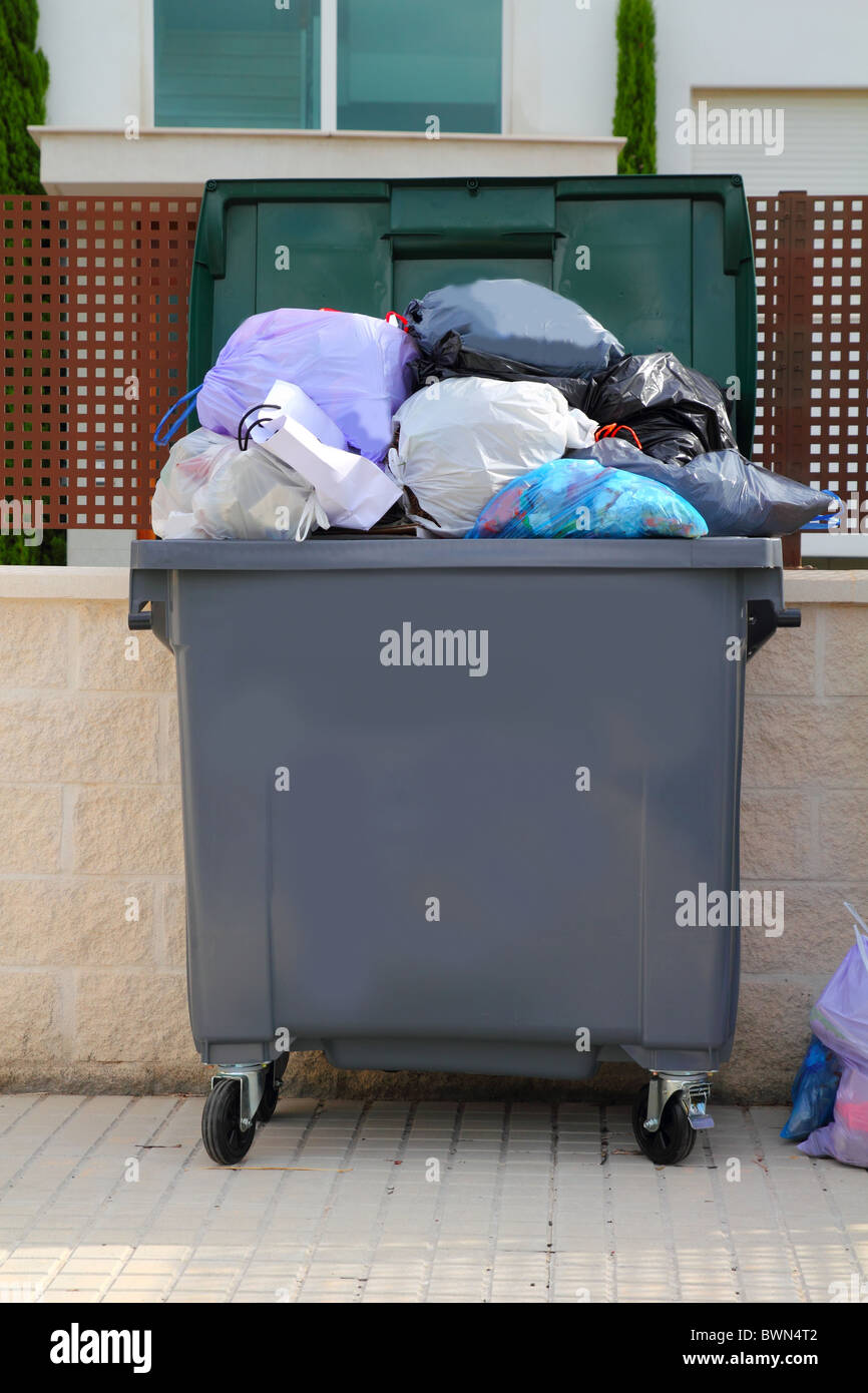 Taschen-Container in der Straße voller Müll Müll Stockfoto