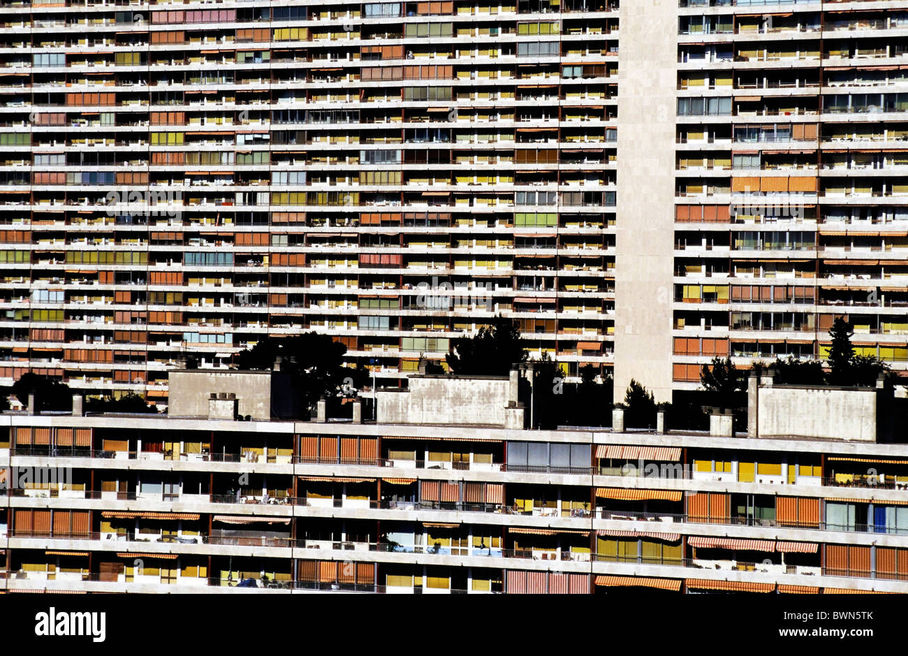 Französische Mehrfamilienhäuser mit Balkonen mit bunten Sonnenschirmen, im Stadtzentrum von Marseille, Frankreich Stockfoto