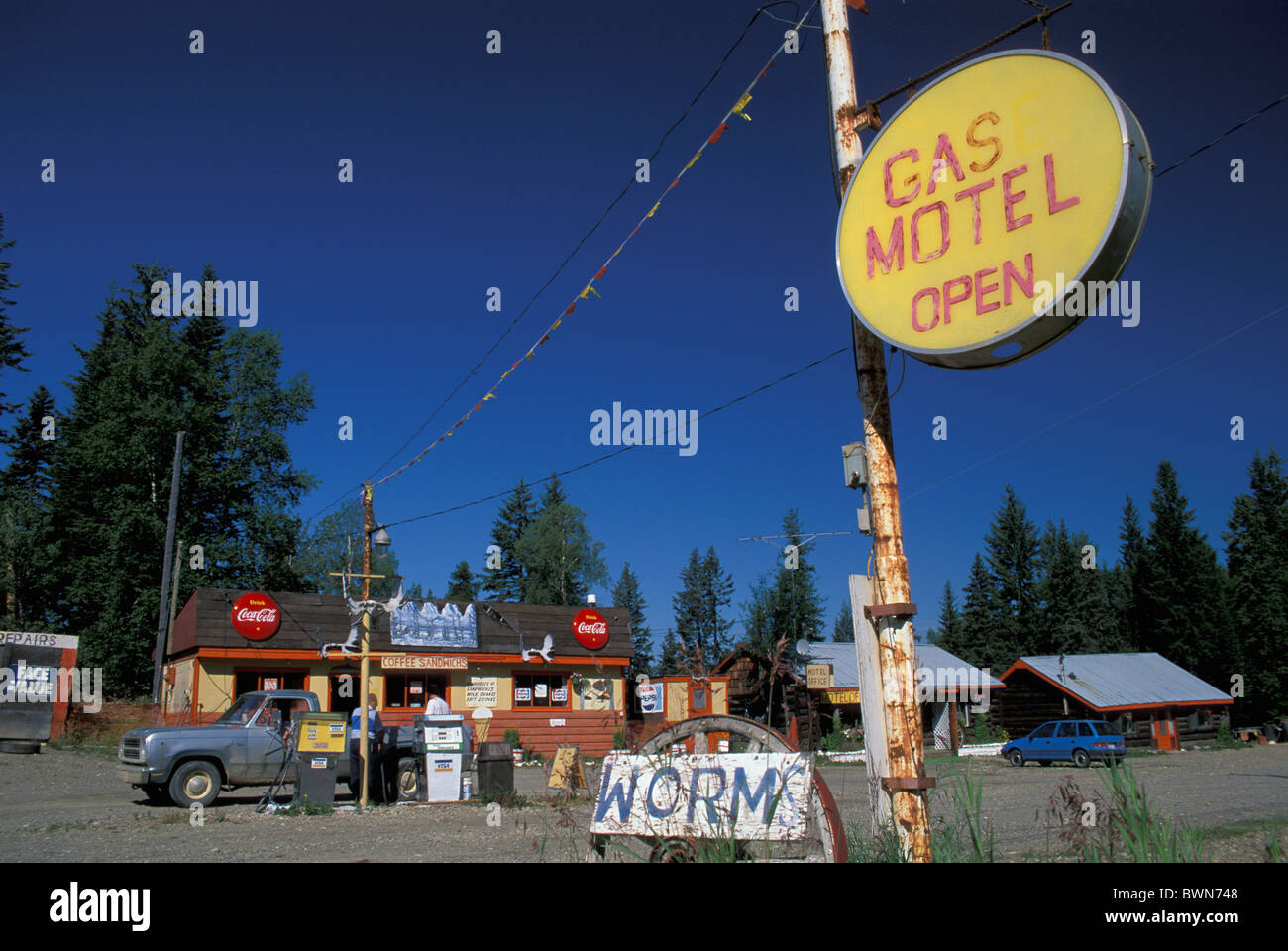 Kanada Nordamerika Amerika Tankstelle McLeod Lake British Columbia Motel Auto Siedlung Weiler Straßenschild Stockfoto