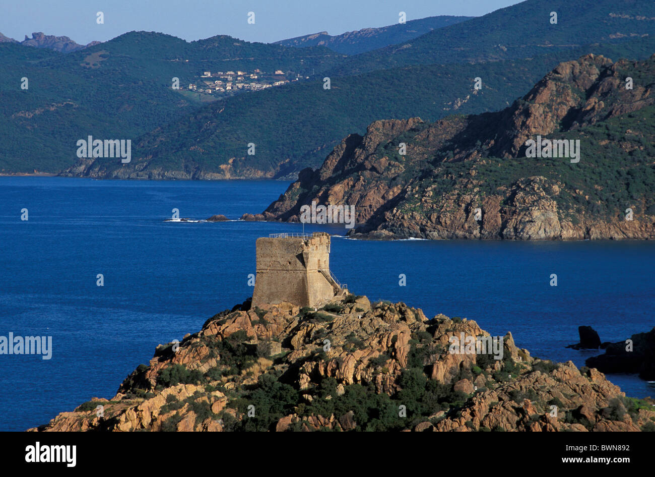 Korsika genuesischen Turm von Porto Mittelmeer Frankreich Europa Wachturm Turm Felsen Rock Küste Meer si Stockfoto