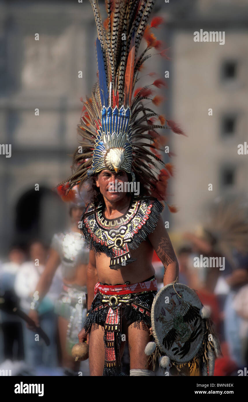 Mexiko Mittelamerika Amerika aztekische Tänzer Zocalo Plaza De La Constitucion Ciudad de Mexico District Federal Stockfoto