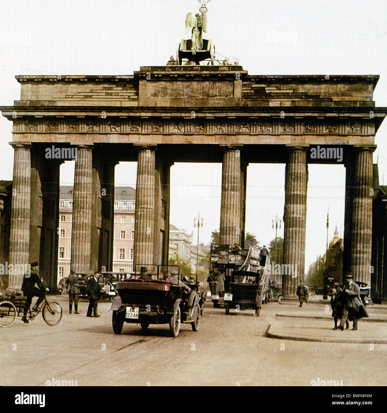 Brandenburger Tor Berlin in der Nähe von 1910 Geschichte historische Altstadt Verkehr Menschen Wahrzeichen Brandenburger Tor Stockfoto