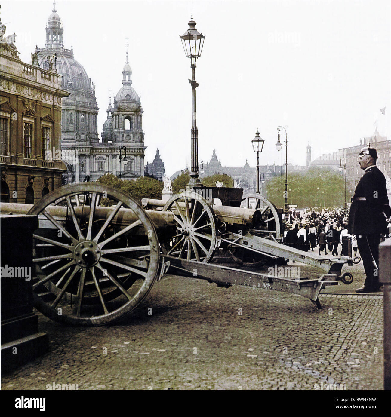 1914 erfassen Waffen Berlin ersten Weltkrieg Kronprinzenpalais 2. September Geschichte historische historischer Umzug Stockfoto