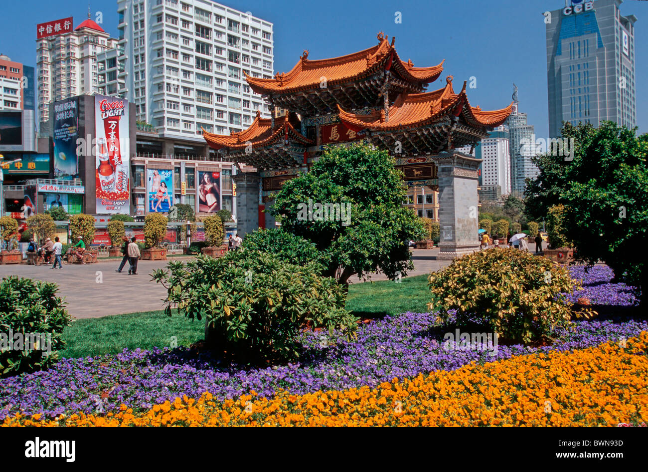 China Asien Kunming Yunnan Provinz Haupt Straße Blumen park Skyline Hochhäuser Asien Stockfoto