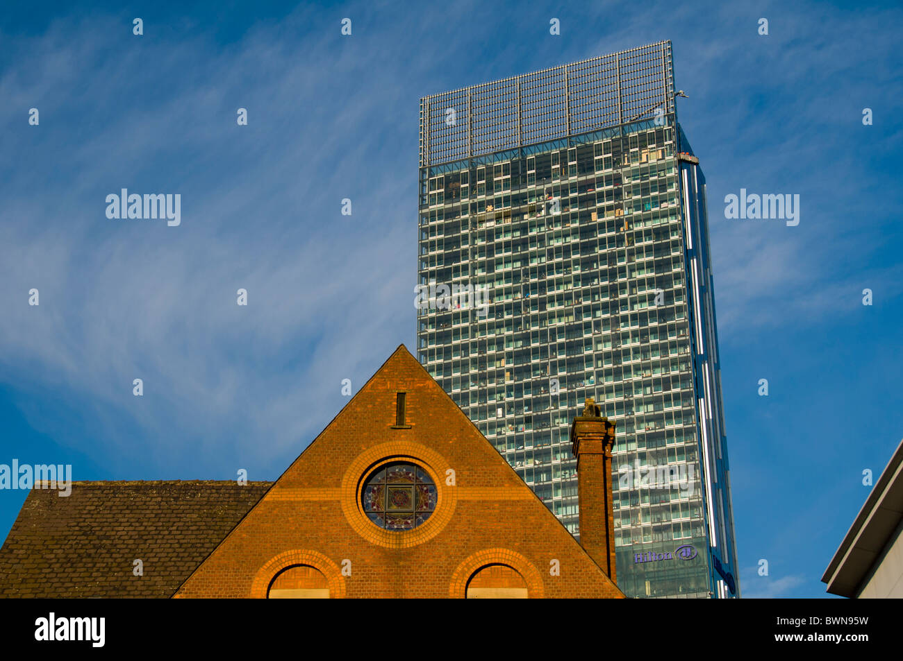 Der Beetham Tower (auch Hilton Tower genannt) und die ehemalige Castlefield Congregational Chapel (1858), Manchester, England, Großbritannien Stockfoto