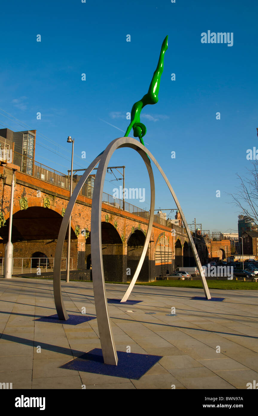Eines der fünf Acrobat-Skulpturen von "Up There" von Colin Spofforth, First Street, Manchester, England, UK Stockfoto
