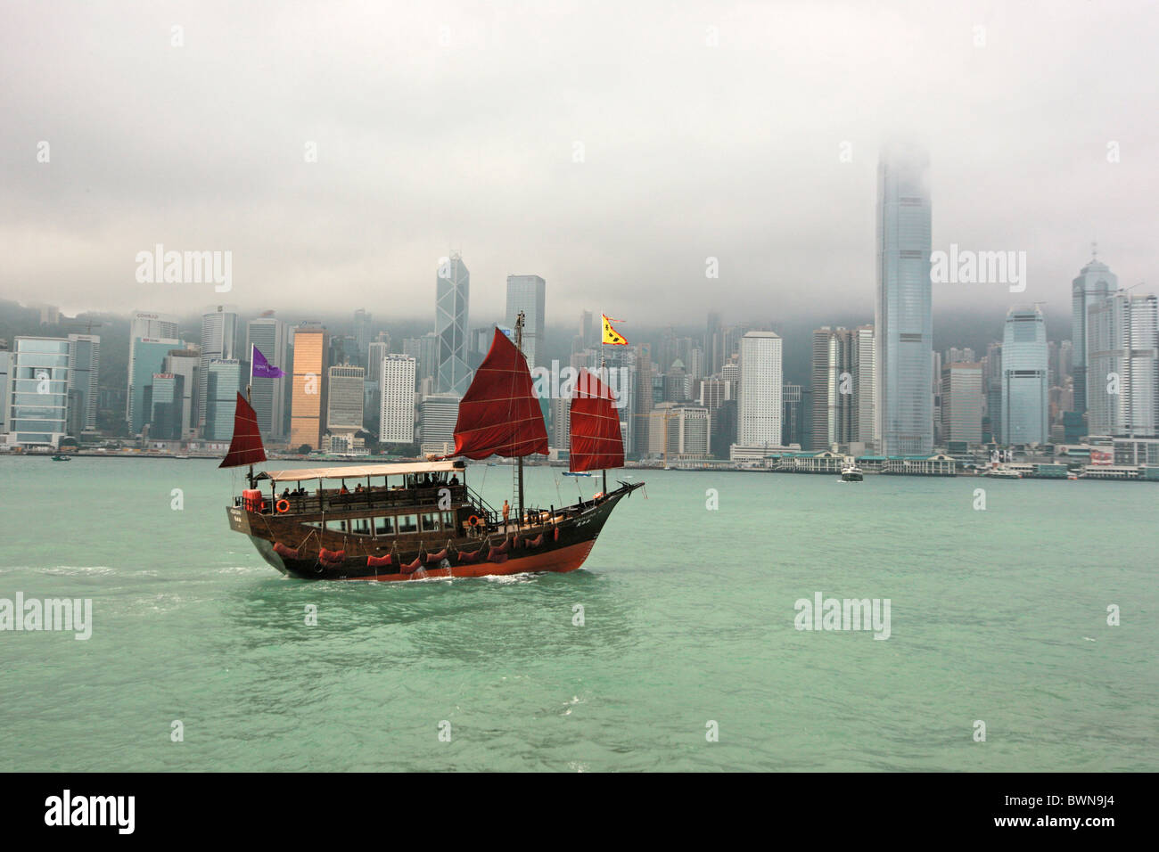 China Asien Hong Kong Island April 2008 Junk-Meer Skyline Stadt Stadt Boot Segelboot Asien Stockfoto