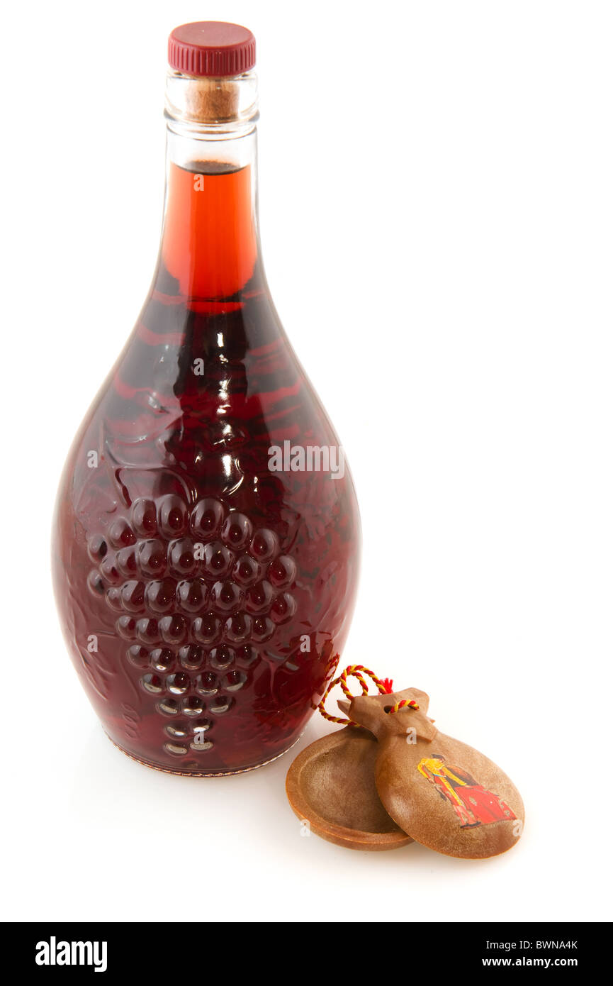 Typische spanische Sangria Flasche mit Kastagnetten isoliert auf weißem ...