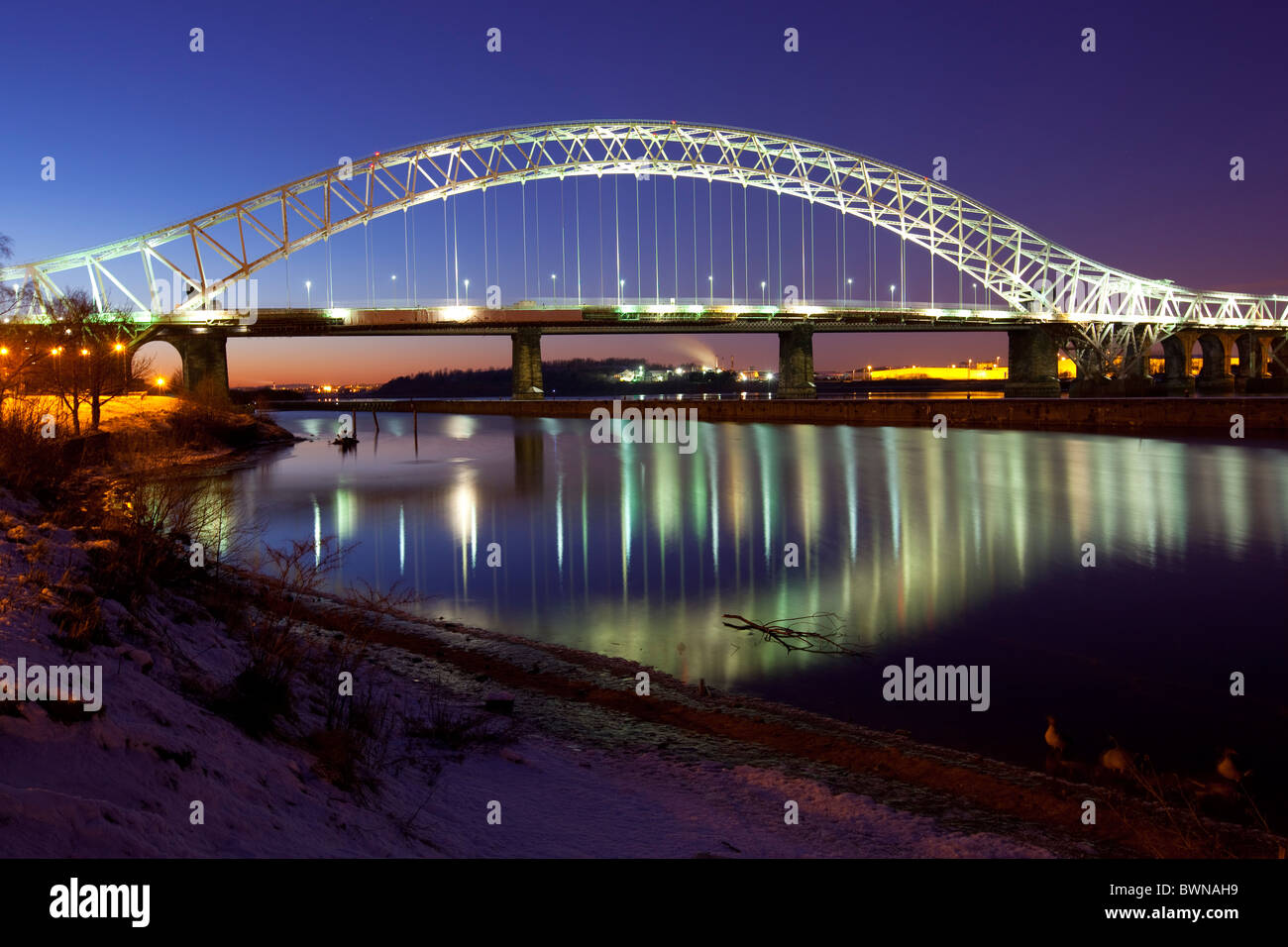 Die Runcorn Widnes Silver Jubilee Bridge beleuchtet bei Nacht Stockfoto
