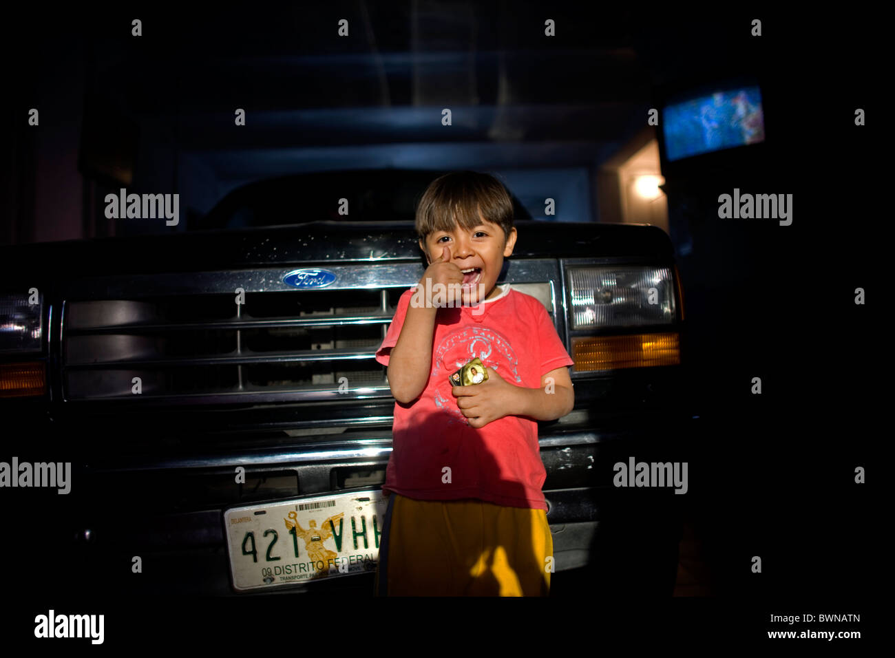 ein Junge gibt den Daumen nach oben in einem Tierheim für chronisch kranke Kinder in Mexico City, Mexiko. Stockfoto