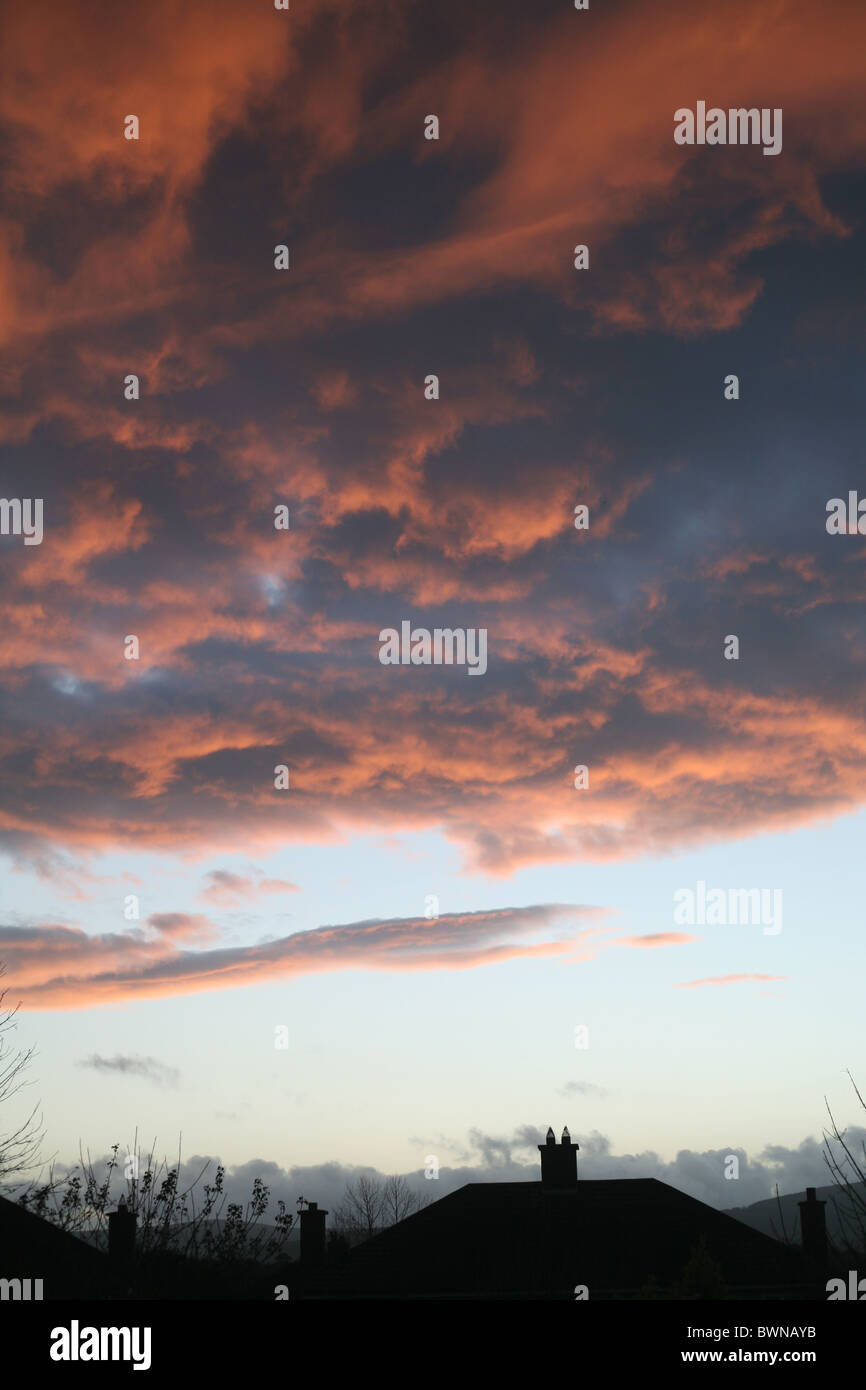 Sonnenuntergang Abendhimmel über städtische Dublin Irland Stockfoto