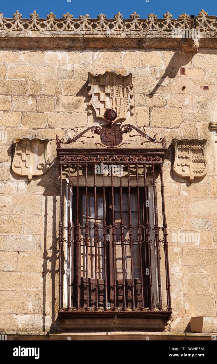 Trujillo, Provinz Cáceres, Spanien. Fenster der Palacio de Los Duques de San Carlos. Palast der Herzöge von Saint Charles. Stockfoto