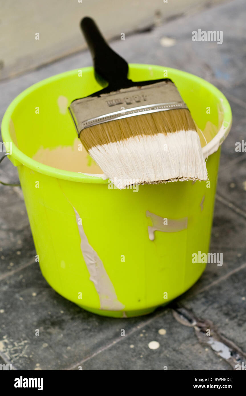 Einem nassen Pinsel und Wanne auf Pflastersteinen Stockfoto
