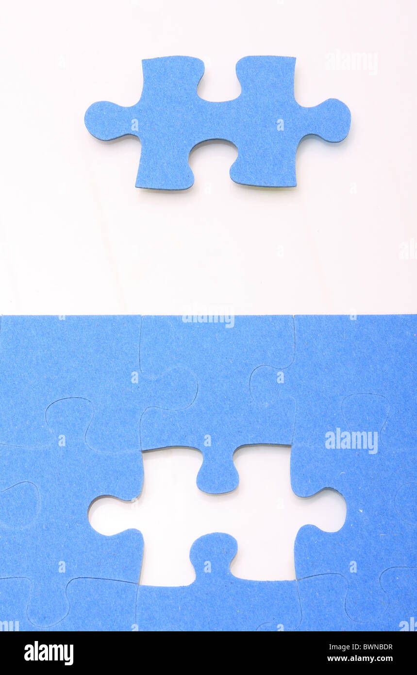 Fehlende Stück Stück Spielkonzept Symbol letzte blaue Licht blau Cyan rosa Puzzle Stockfoto