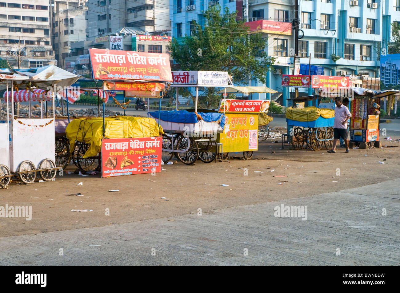 Stände am Straßenrand in Bhopal, Indien Stockfoto