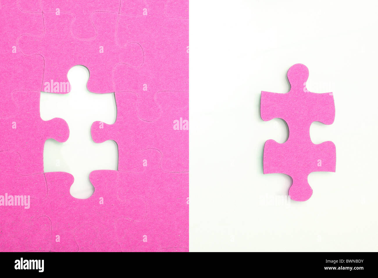 Puzzle fehlt Stück Stück Spielkonzept Symbol letzte rosa Magenta w Ying Yang Pendant gegenüber Stockfoto