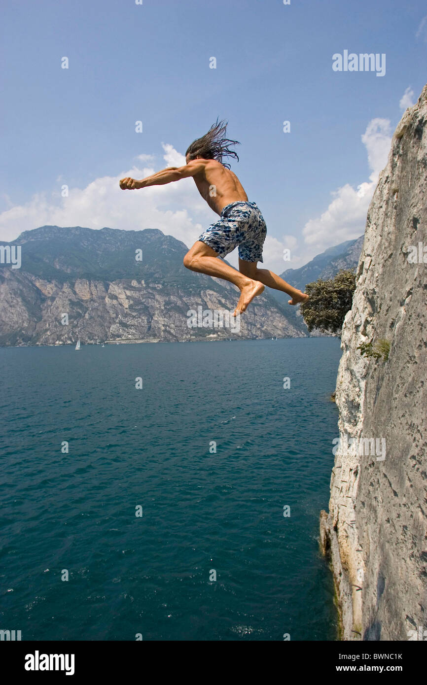 Lake Garda Italien Europa Juni 2007 Mann springen erfrischend aktualisieren Süßwasser nass kalten Sommer heiß s springen Stockfoto