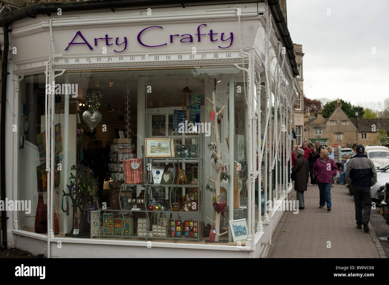 Arty Crafty Shop in Bourton auf Wasser Cotswolds Stockfoto