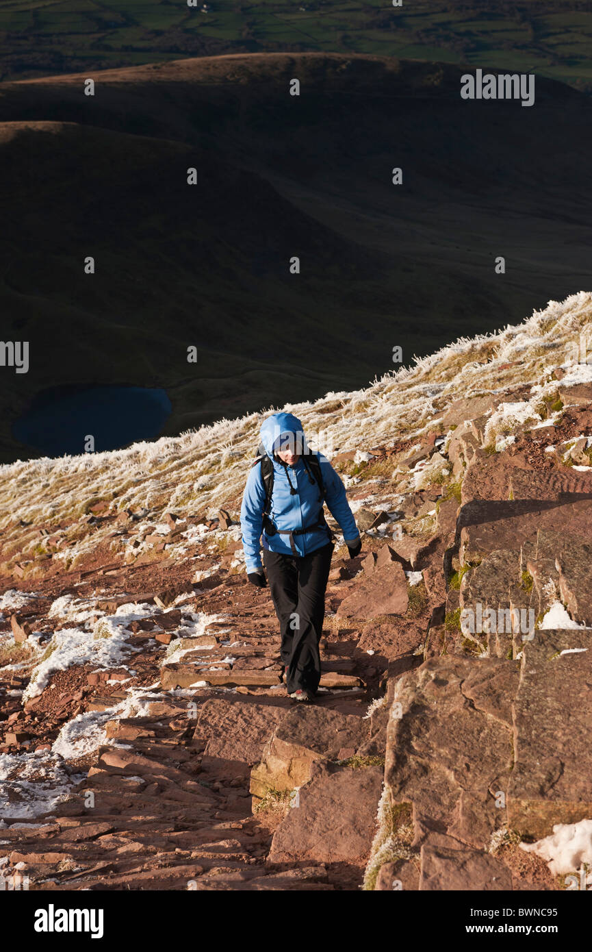 Weibliche Wanderer Wandern auf Bergpfad Mais Du, Brecon Beacons National Park, Wales Stockfoto