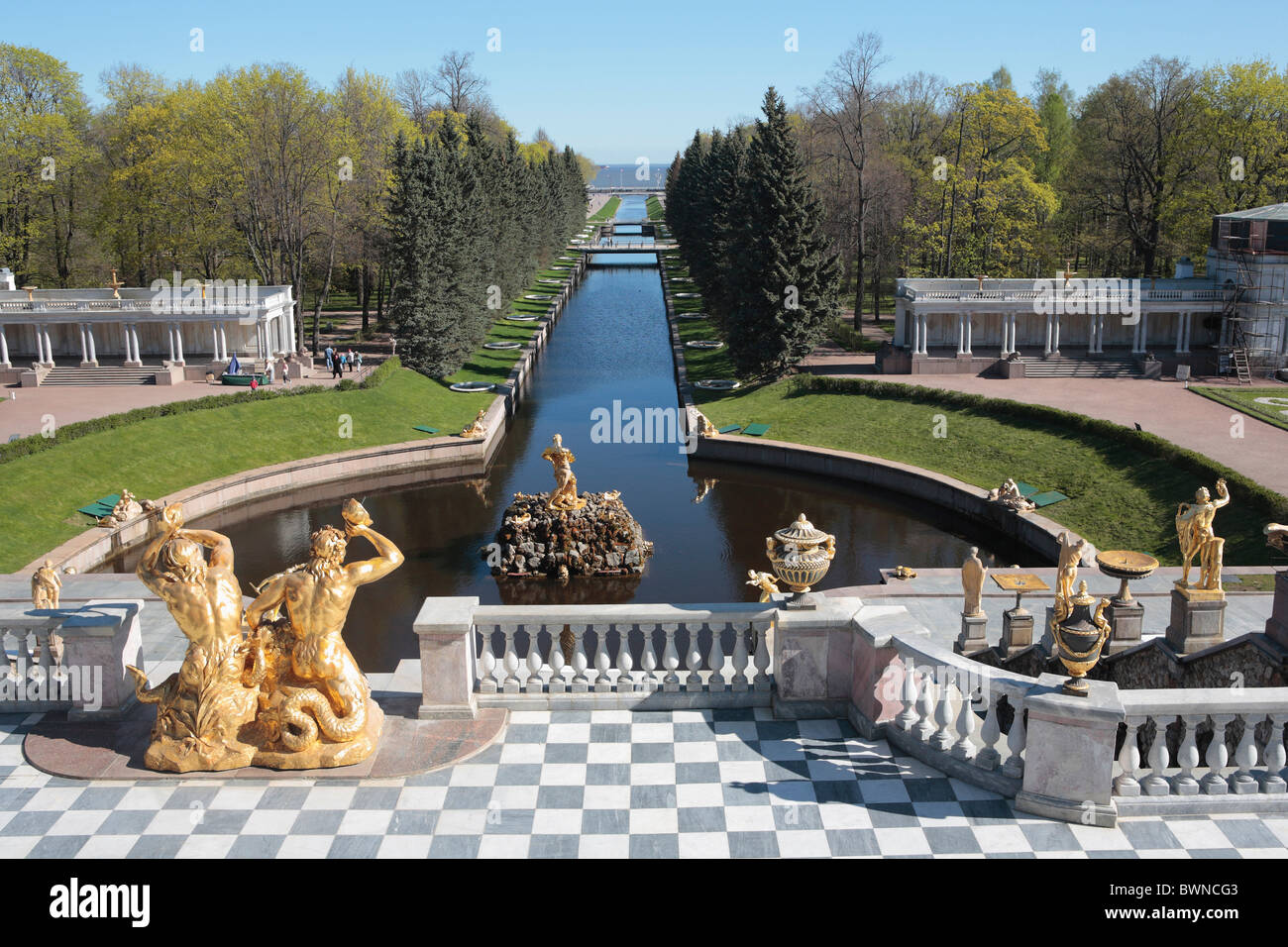 Peterhof Sankt Petersburg Russland Europa russische blaue Himmel Wasser Palast Peterhof Terrasse Architektur UNE Stockfoto