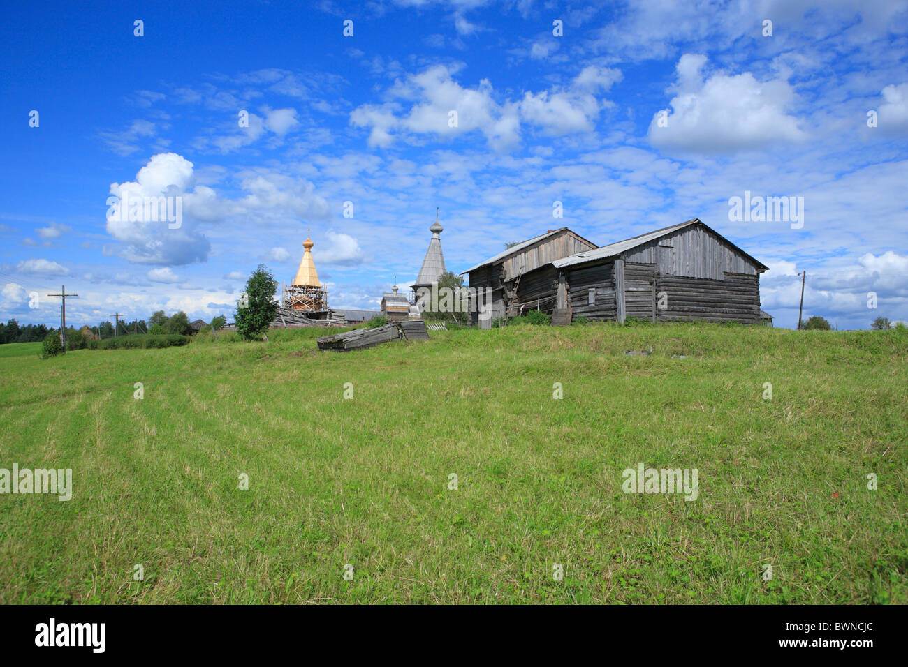 Russischen Archangelsk Russland Region Archangelsk Europa Norden Nordwesten hölzerne blauer Himmel ländlicher Gegend Stockfoto