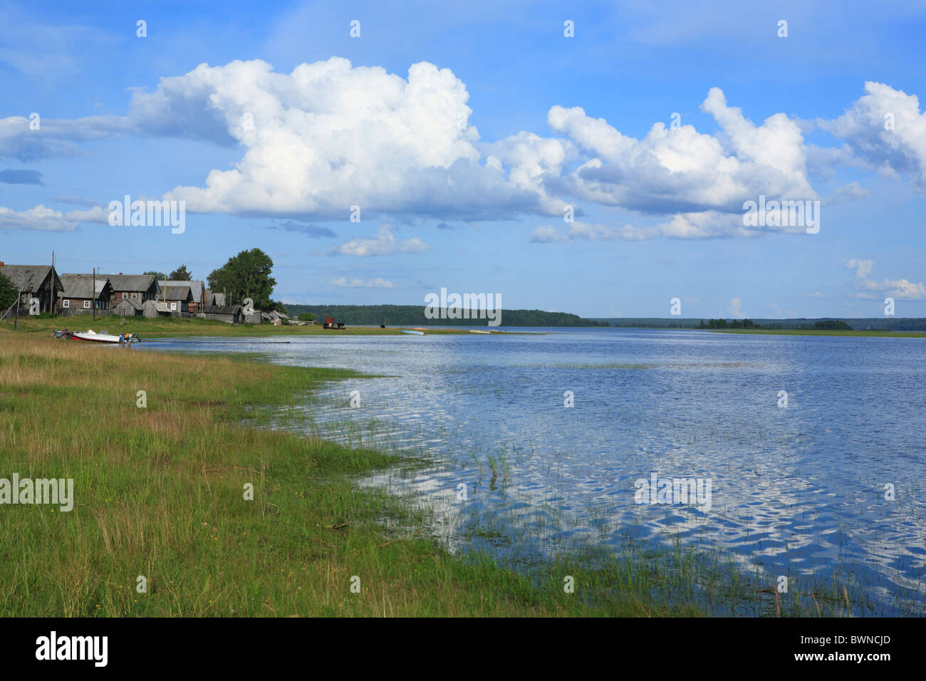 Russischen Archangelsk Russland Region Archangelsk Europa Norden Nordwesten hölzerne blauer Himmel ländlicher Gegend Stockfoto