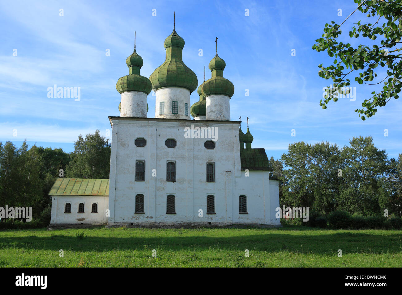 Russland Kargopol russischen Archangelsk Region Archangelsk Europa Norden Nordwesten hölzerne blauer Himmel ländlichen c Stockfoto