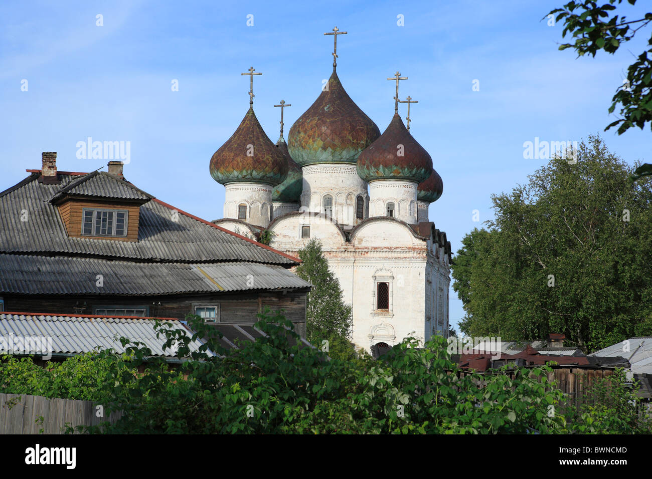 Russland Kargopol russischen Archangelsk Region Archangelsk Europa Norden Nordwesten hölzerne blauer Himmel ländlichen c Stockfoto