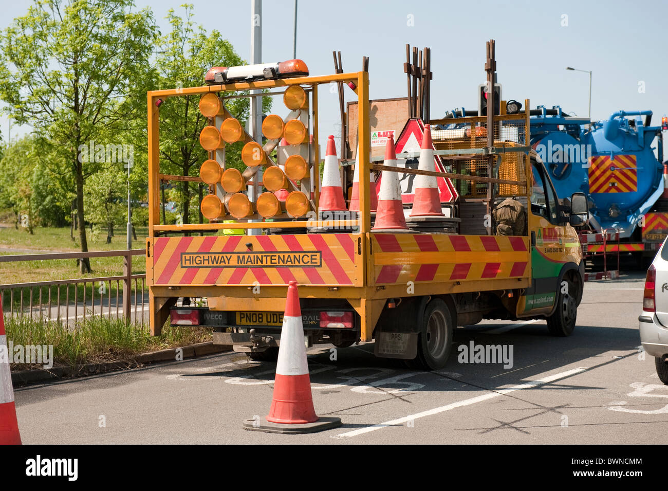 Autobahn-Wartung-LKW tragen Schilder und Poller Stockfoto