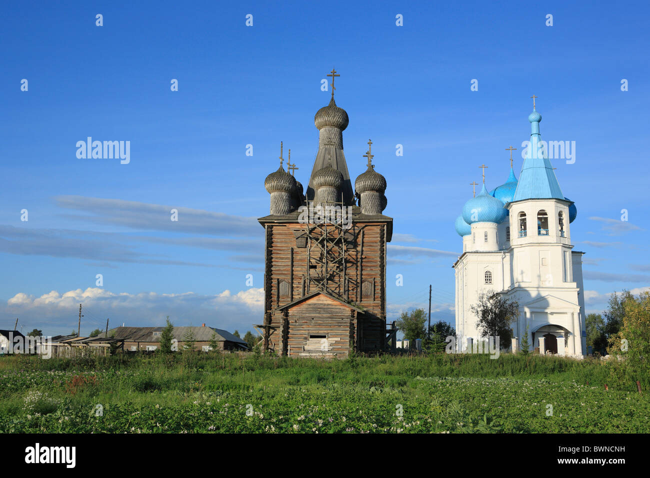 Russland Zaostrovie russischen Archangelsk Region Archangelsk Europa Norden Nordwesten hölzerne blauer Himmel Rural Stockfoto