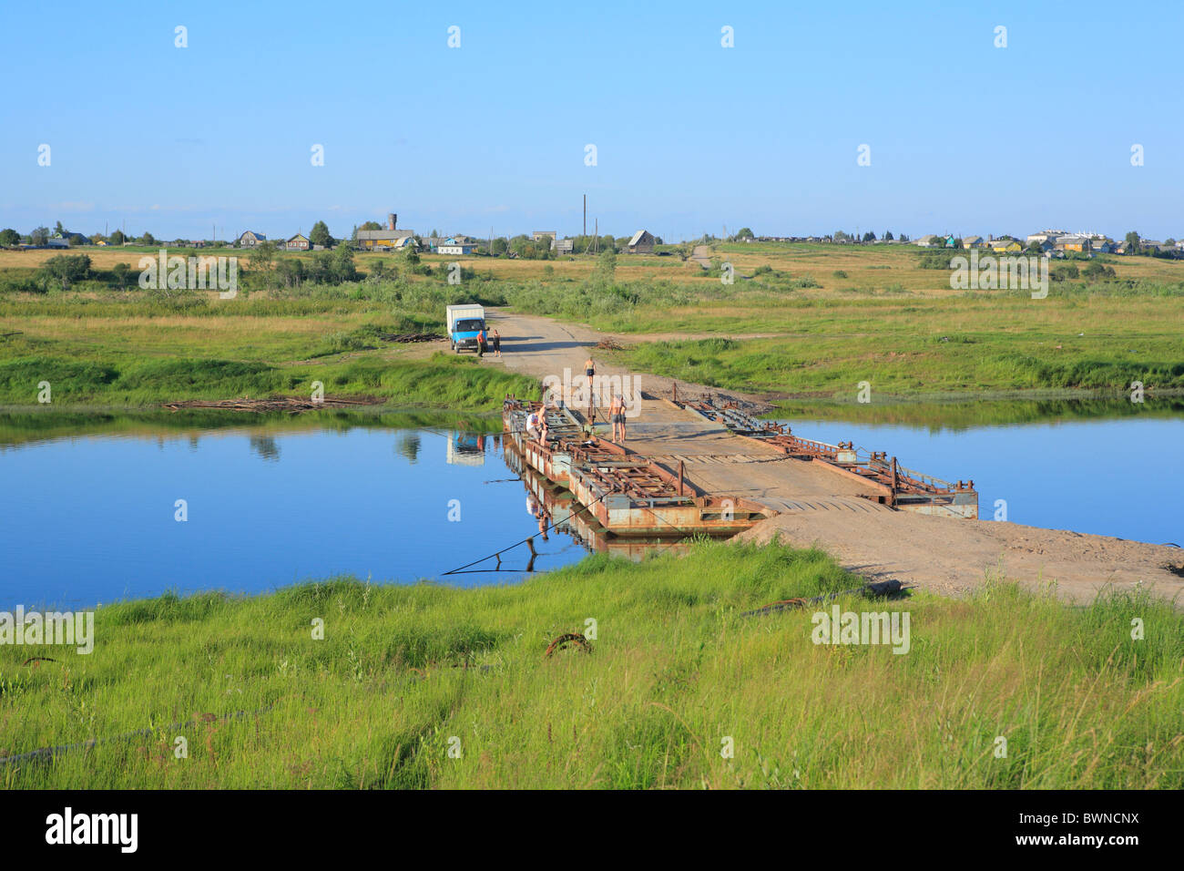 Russland Ratonavolok russischen Archangelsk Region Archangelsk Europa Norden Nordwesten hölzerne blauer Himmel Rural Stockfoto