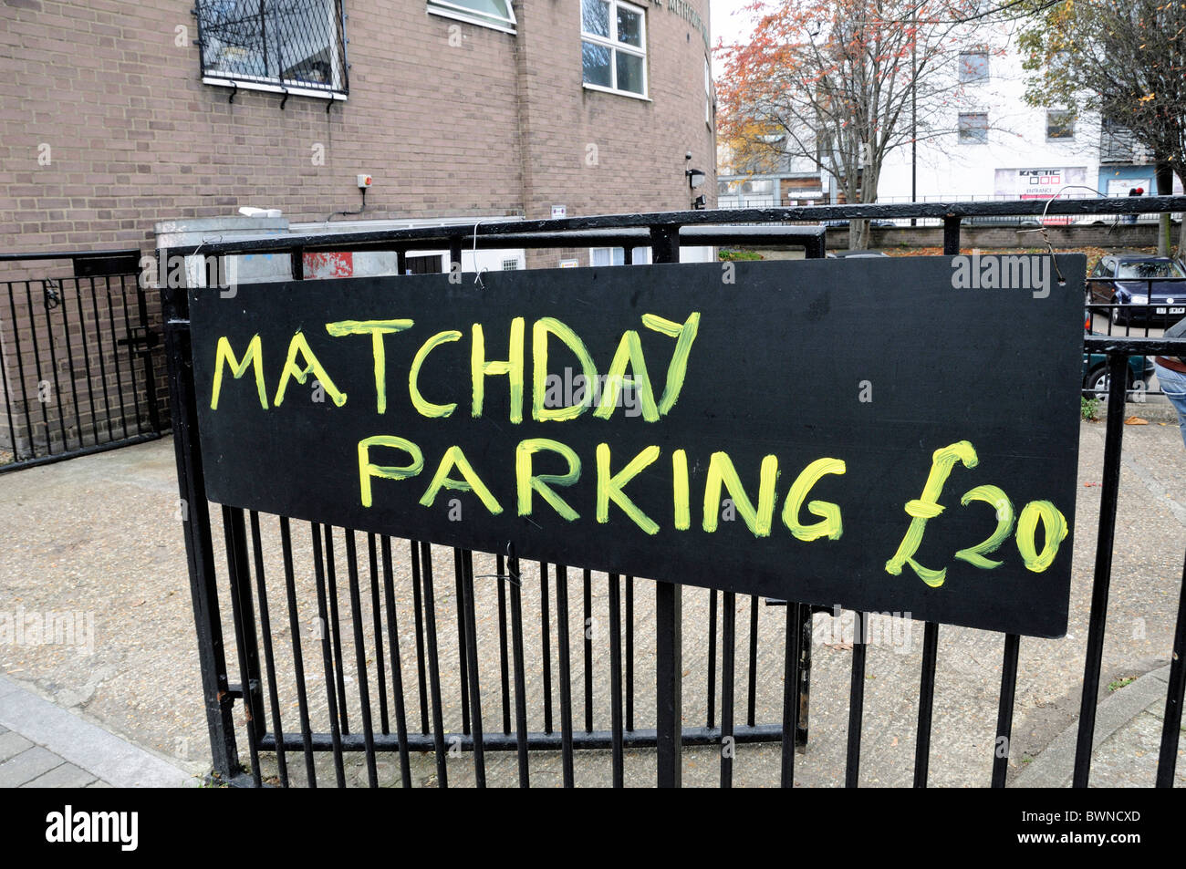 Spieltag Parkplatz £20 Zeichen auf Tor, wo Platz für Menschen, die Teilnahme an einem Arsenal Football angeboten wird, entsprechen Holloway London UK Stockfoto