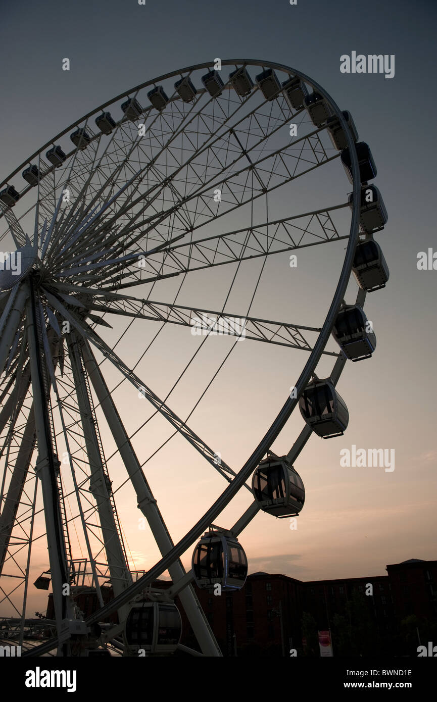 Liverpool-Rad gegen Sonnenuntergang Stockfoto