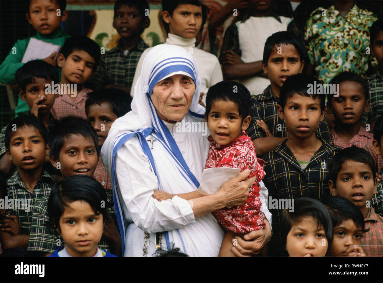 Mutter Teresa begleitet von Kindern bei ihrer Mission in Kalkutta, Indien Stockfoto