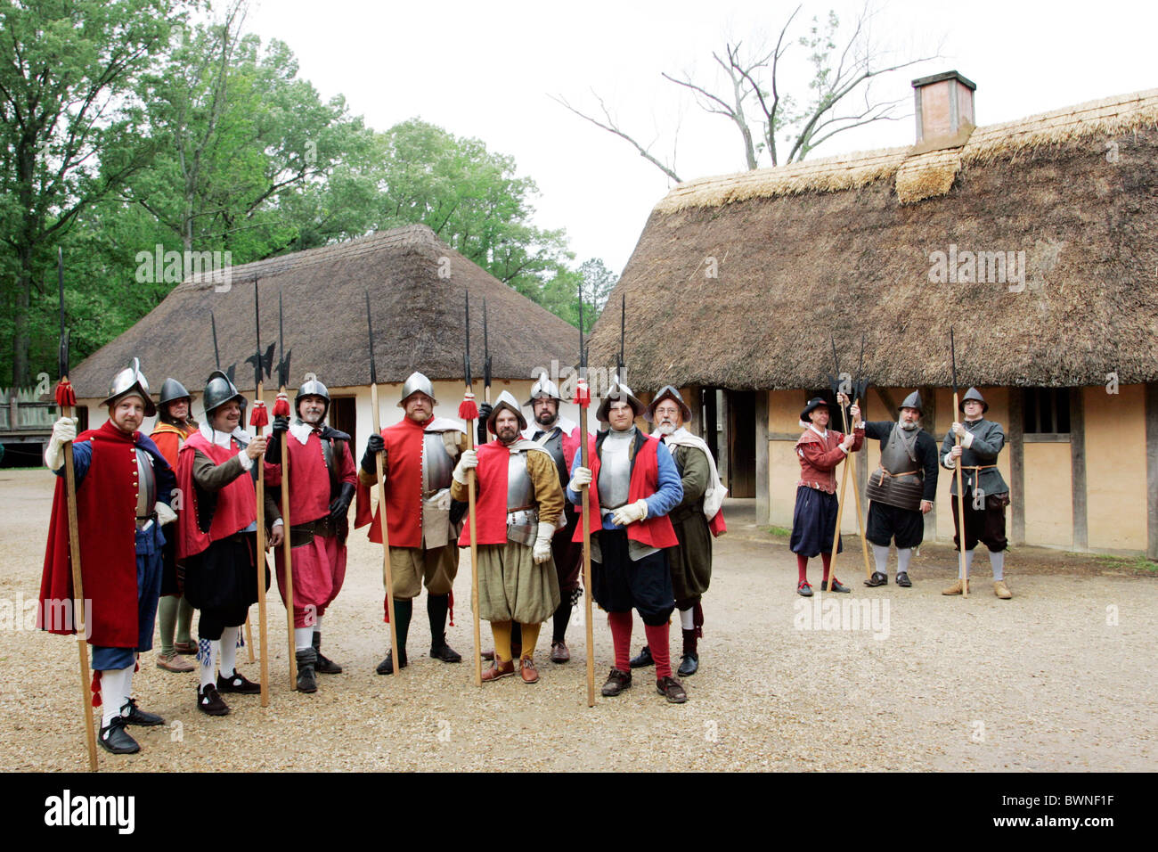 Männer in historischen Kostümen in Jamestown Settlement Stockfoto