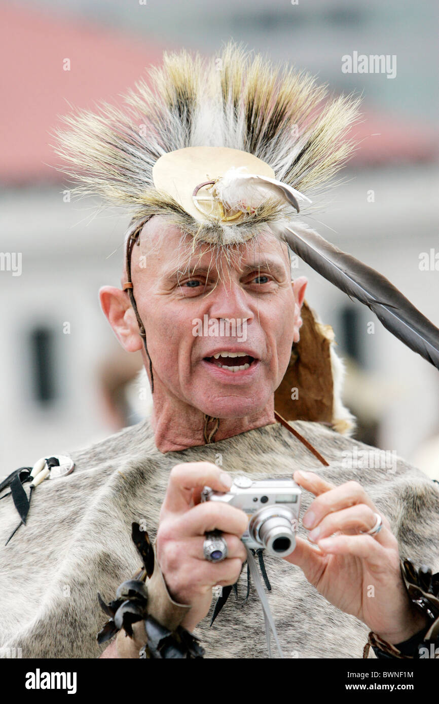 Native American Indian mit neuesten Digitalkamera auf das State Capitol Building, Richmond, Virginia, USA Stockfoto