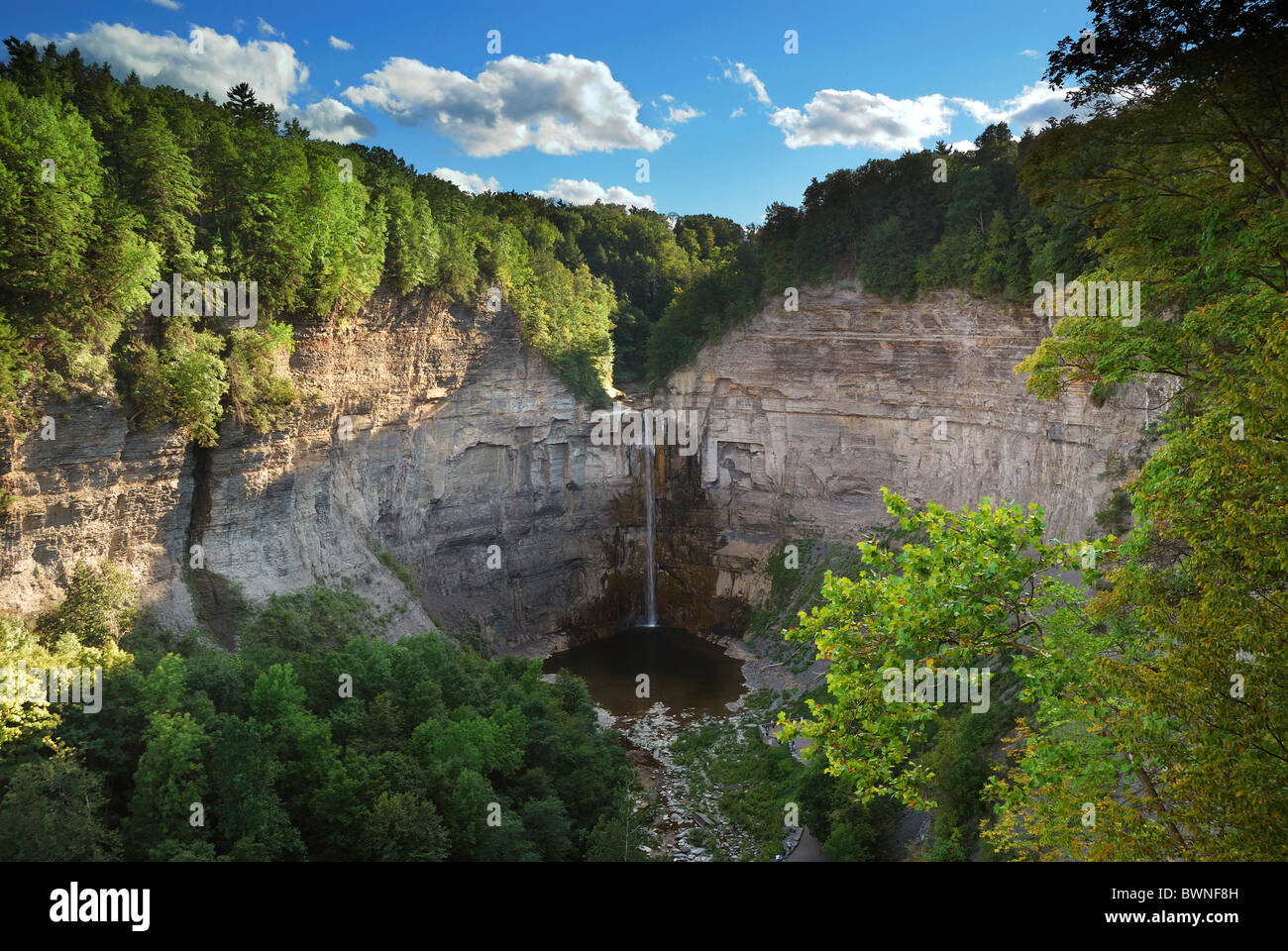 Wasserfall in den Bergen. Taughannock fällt in den Bergen in Watkins Glen State Park im Bundesstaat New York Stockfoto
