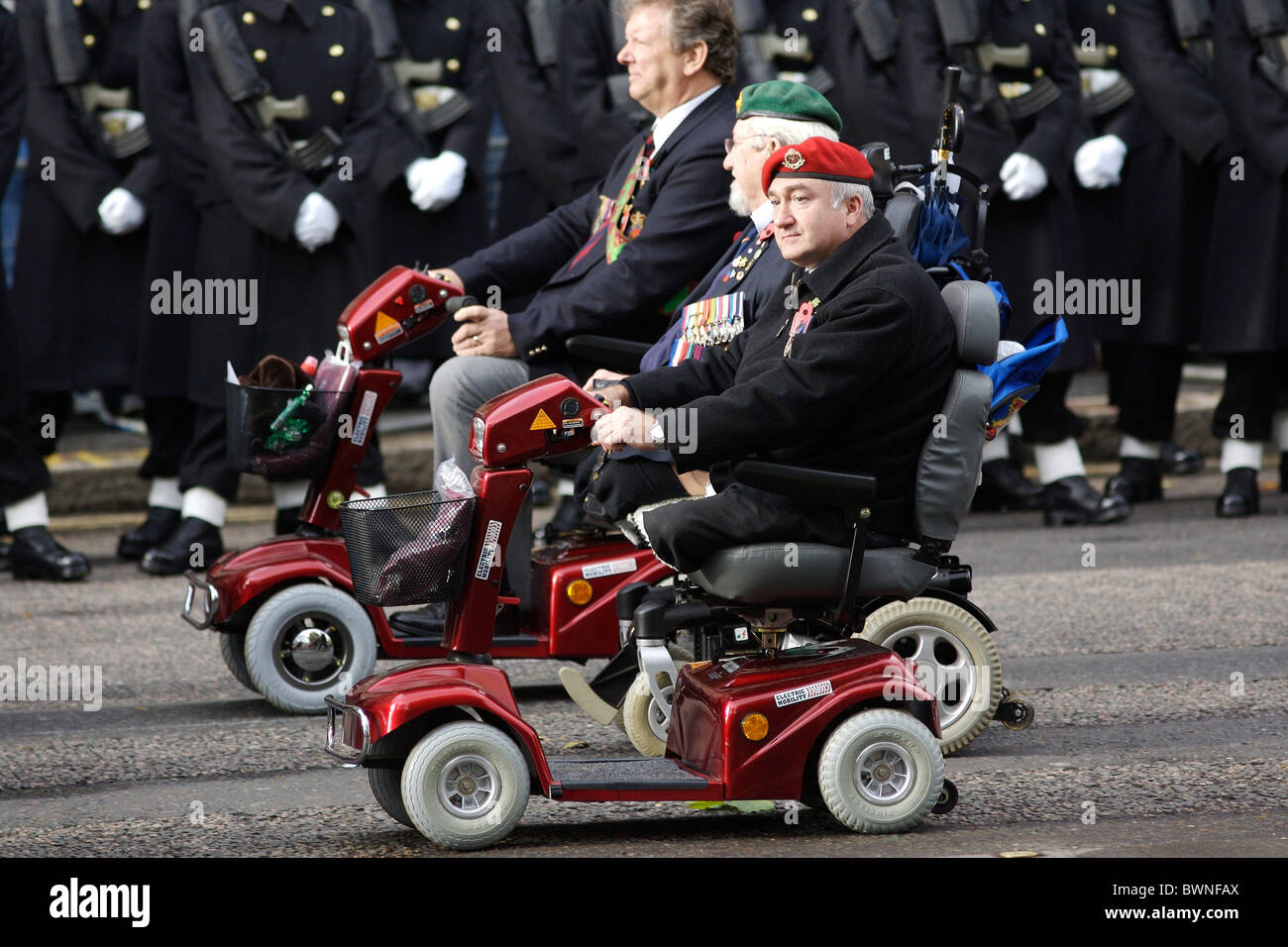 Veteranen in Mobility-Fahrzeuge in der Vergangenheit am Cenotaph in Whitehall Erinnerung sonntags zum Gedenken an den Krieg tot Stockfoto