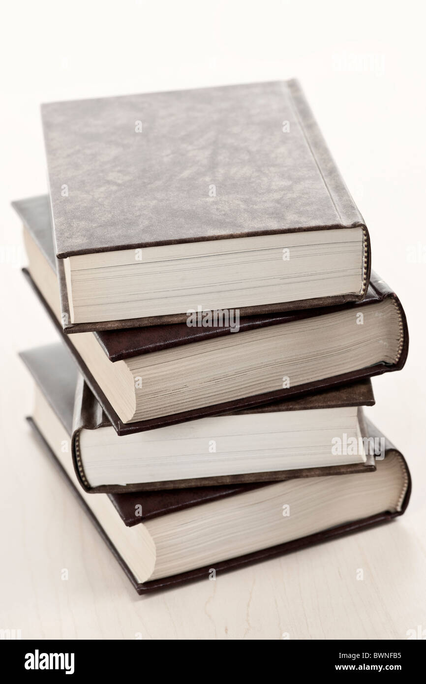 Stapel von alten fester Einband in Leder gebundene Bücher Stockfoto