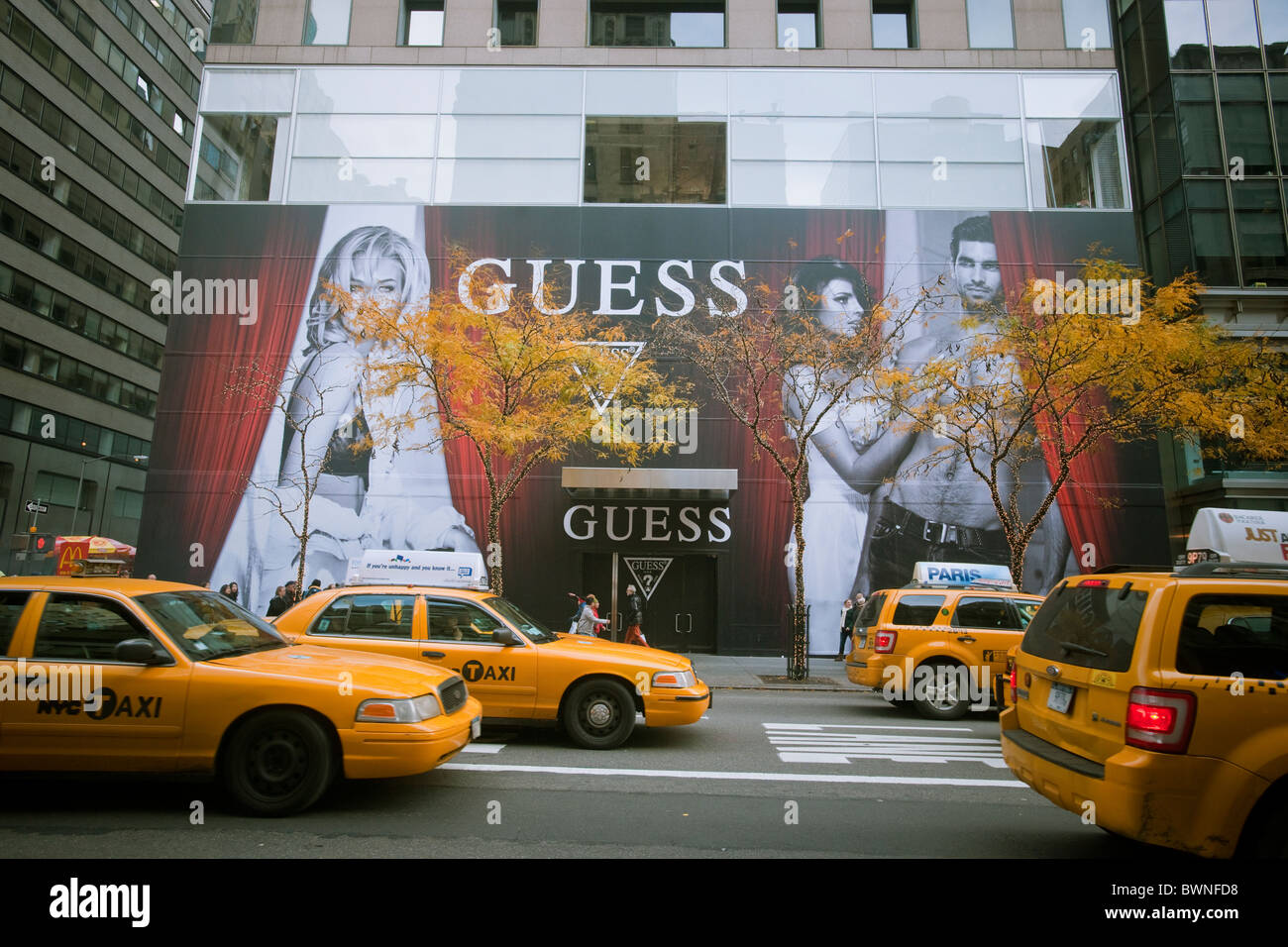 Ein Plakat auf einer Konstruktion, die Schuppen auf der Fifth Avenue in New York kündigt ein Guess Jeans Store öffnet Stockfoto